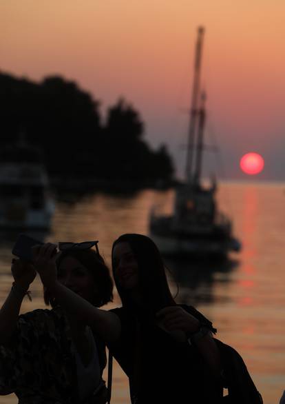 Sve nijanse crvene boje: Divan zalazak Sunca na rivi u Rovinju