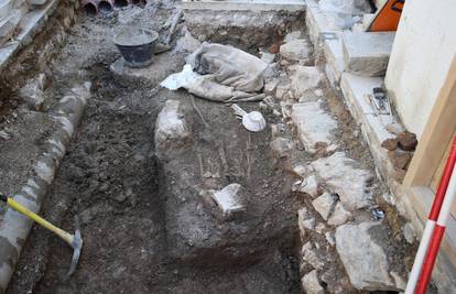 Ispod kamenih ploča na trgu u Splitu našli su - ljudski kostur!