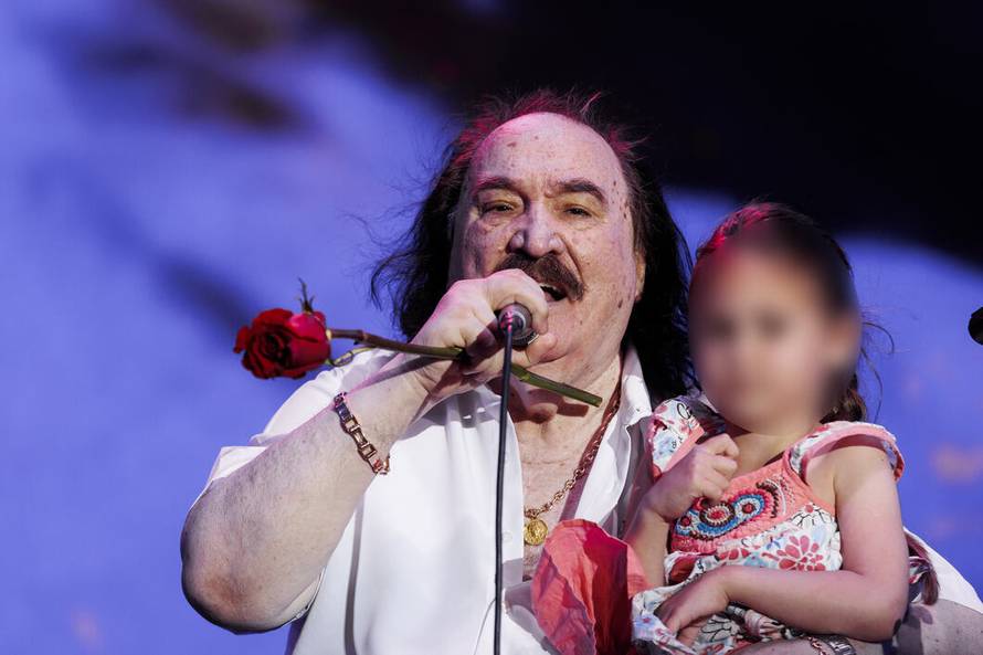 VIDEO Mišo s unukom Elenom u naručju zapjevao 'Svi pjevaju'