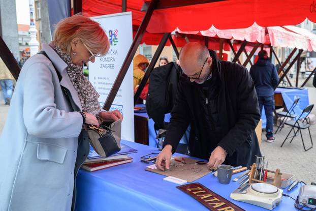 Zagreb: U okviru akcije "Majstori održivosti - sačuvaj, ne bacaj!" povodom Dana planeta Zemlje, obrtnici besplatno popravljali stvari