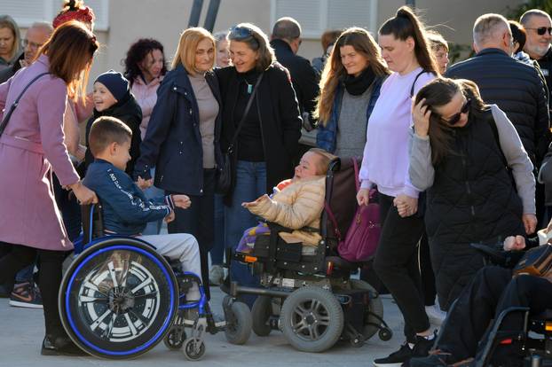 Knin: Prosvjed roditelja zbog ukidanja pomo?nika u nastavi 