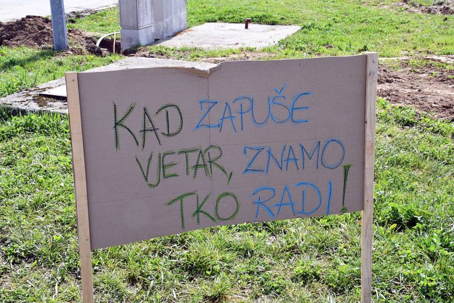 24sata Kutjevo: Mještani već treći dan blokiraju prilaze kompostani iz koje se širi nepodnošljiv smrad
