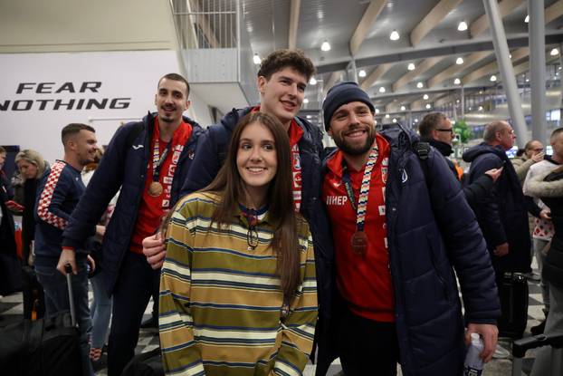 Billund: Rukometasi Hrvatske družili se s navijačima u zračnoj luci prije odlaska u Hrvatsku