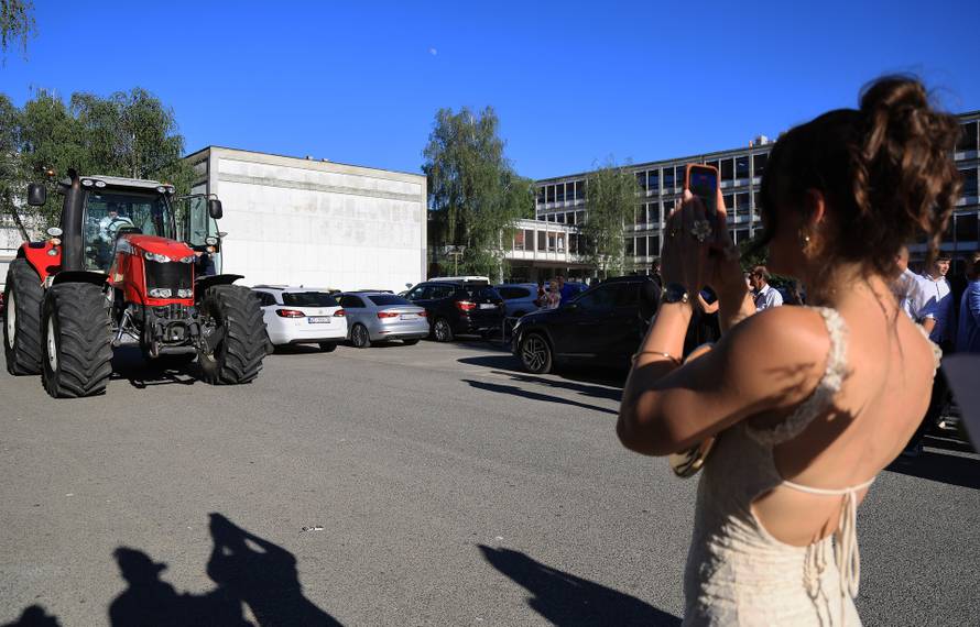 24sata Rugvica: Maturant iz Ježeva, traktorom do Građevinske škole na maturalnu večer