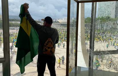 U neredima u Brazilu uhićeno oko 400 Bolsonarovih pristaša: 'Vandali, fanatični fašisti...'