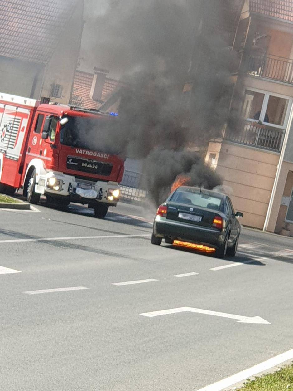 U Bjelovaru gorio auto, ugasiti su ga uspjeli tek vatrogasci...