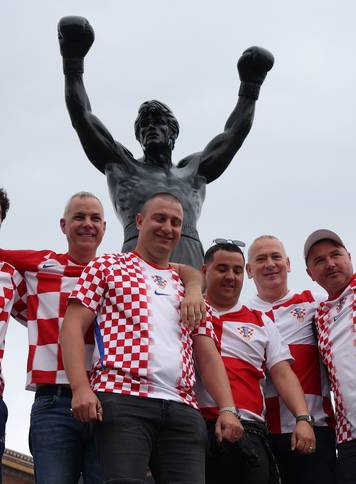 SP 2026 Philadelphia: Navija&ccaron;i Hrvatske fotografiraju se uz spomenik Rockyju