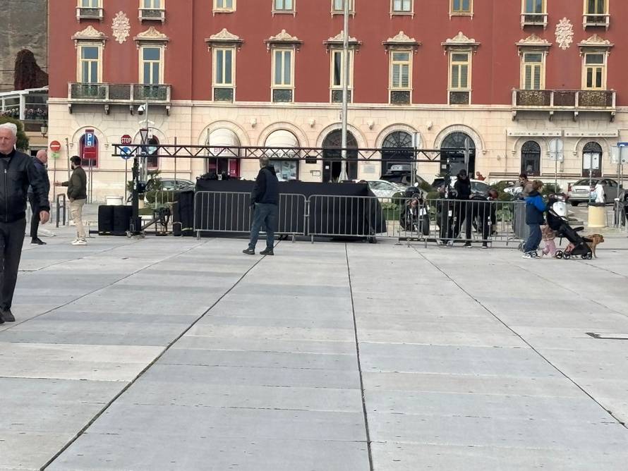 FOTO Gotov prosvjed na Rivi: Torcidaši su došli pred zgradu suda i urlali 'Za dom spremni'