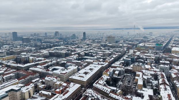 Pogled iz zraka na centar Zagreba prekriven snijegom