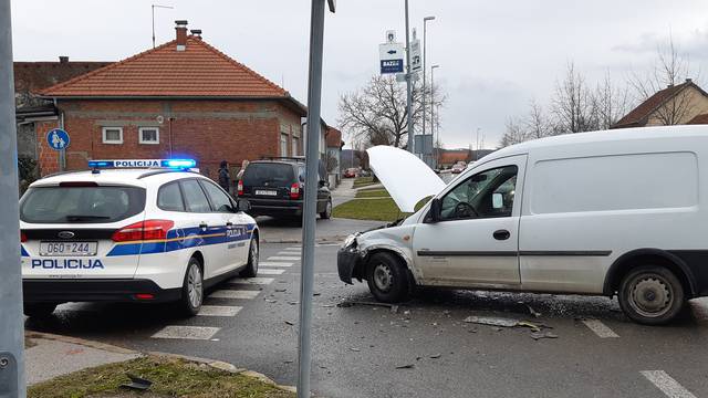 Tri automobila sudarila se u Koprivnici: Dvoje je ozlijeđenih