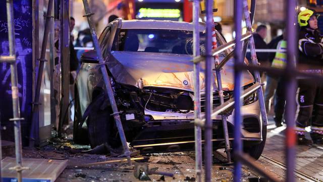 Zagreb: U prometnoj nesreći na Ilici automobil se zabio u skelu