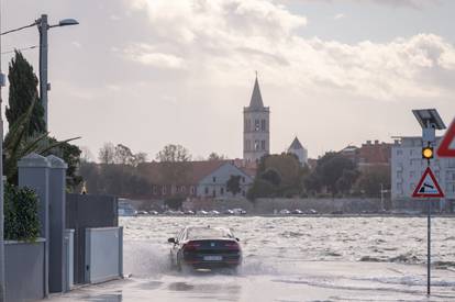 Zadar: Gradske prometnice uz obalu u potpunosti su poplavljene