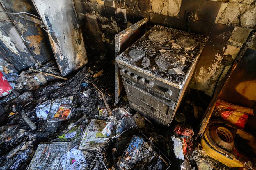 Leu Bobiću sa Srednjaka jučer je u požaru izgorio stan