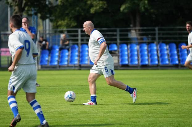 FOTO Legende Dinama ponovno u kopačkama: Boban, Zajec, Marić... zaigrali na izborni dan!