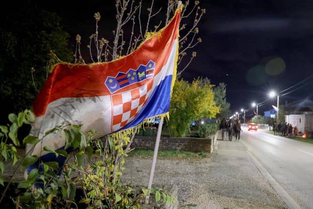 Škabrnja: Odavanje počasti poginulima paljenjem svijeća u Ulici 18. studenog 1991