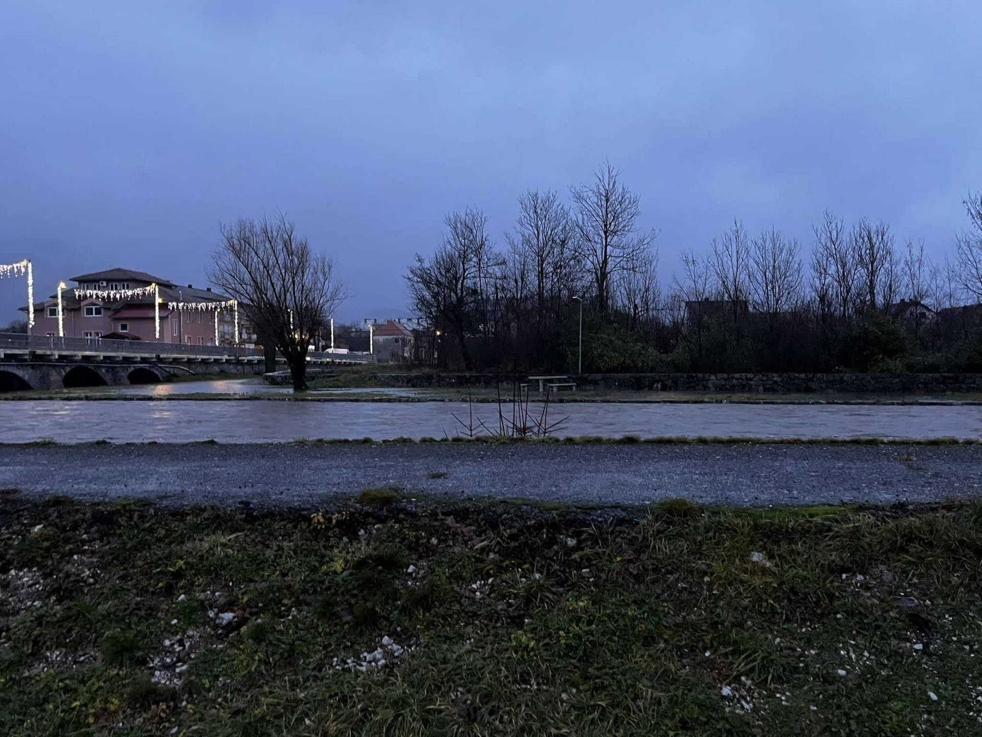 VIDEO Snježni pokrivač u okolici Zagreba, na autocestama su zimski uvjeti. Brojne i poplave