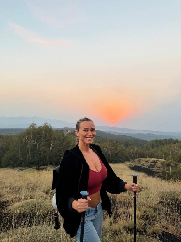 GORI SVE Znojna Diletta je bez grudnjaka pozirala na vulkanu