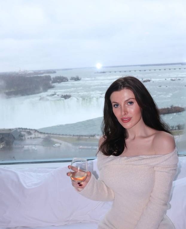 FOTO 'Svi misle da sam glupa jer poziram gola, a završila sam studij na Harvardu!'