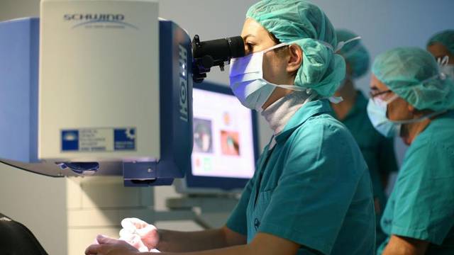 Hrvatski oftamolozi izveli su 5 operacija u sat i pol vremena
