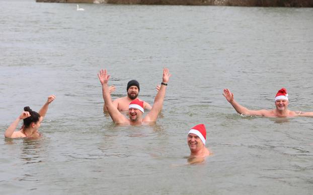 Karlovac: Zimsko kupanje u rijeci Korani