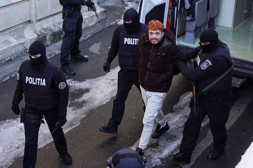 Rumunjska policija dovodi kriminalca na sud