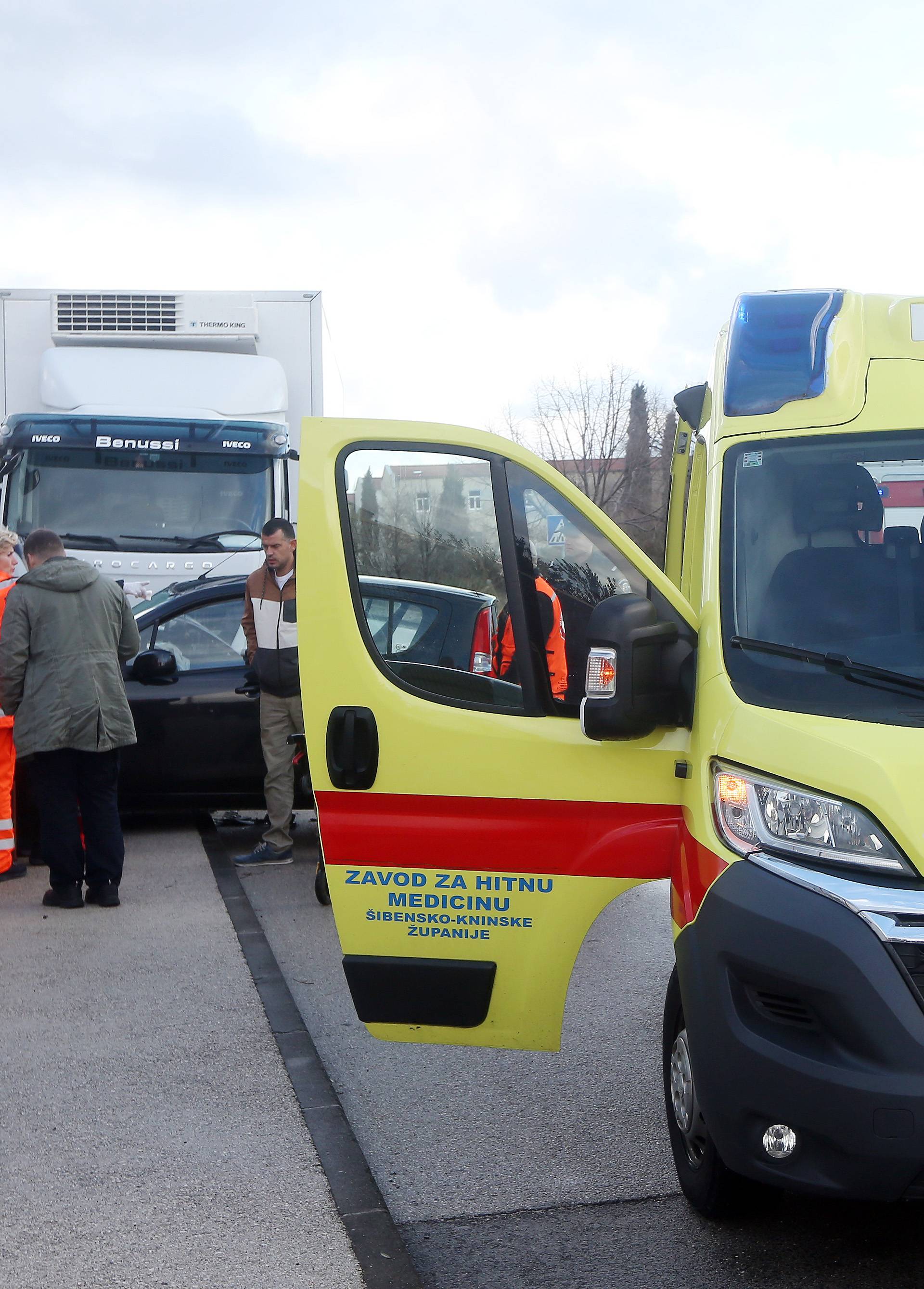 Å ibenik: U sudaru osobnog automobila i kamiona dvije su osobe ozlijeÄene i prevezene u bolnicu