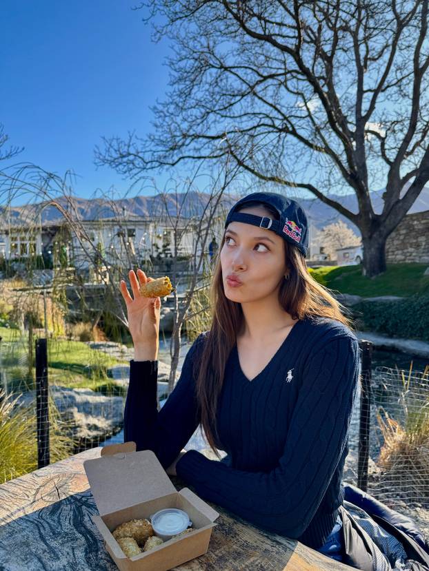 FOTO Ova olimpijka može sve. Na skijama osvaja medalje, a u tangicama podsjeća da je model