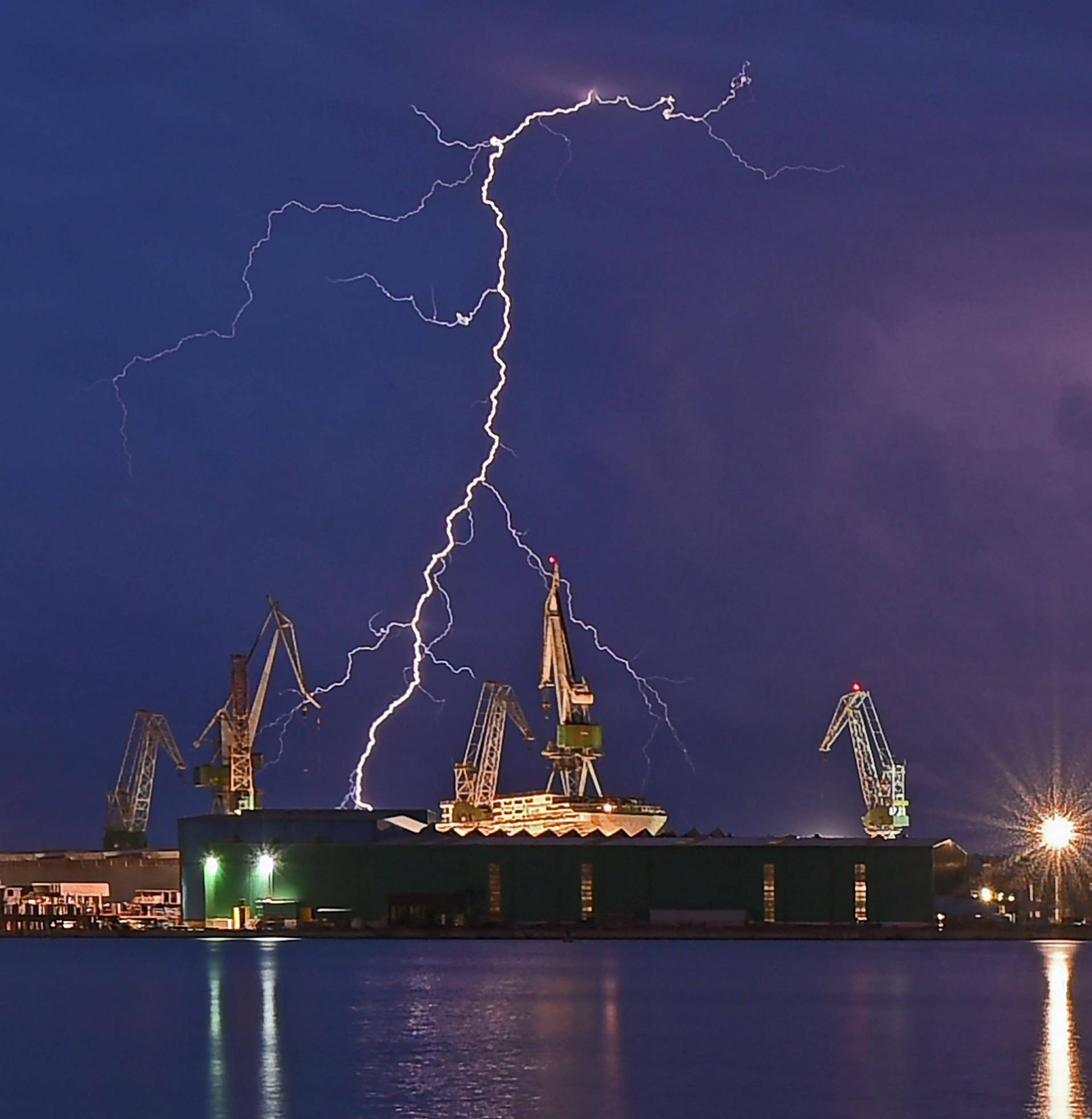 U veÄernjim satima Pulu je zahvatilo grmljavinsko nevrijeme