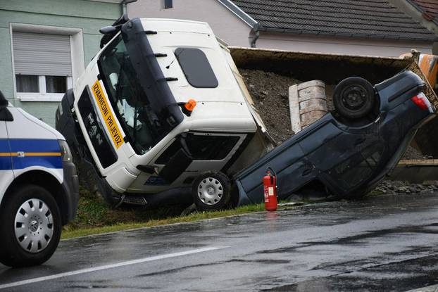 Nedaleko Daruvara vozač VW-a pretjecao kamion, uletio u "škare" pa završio na krovu