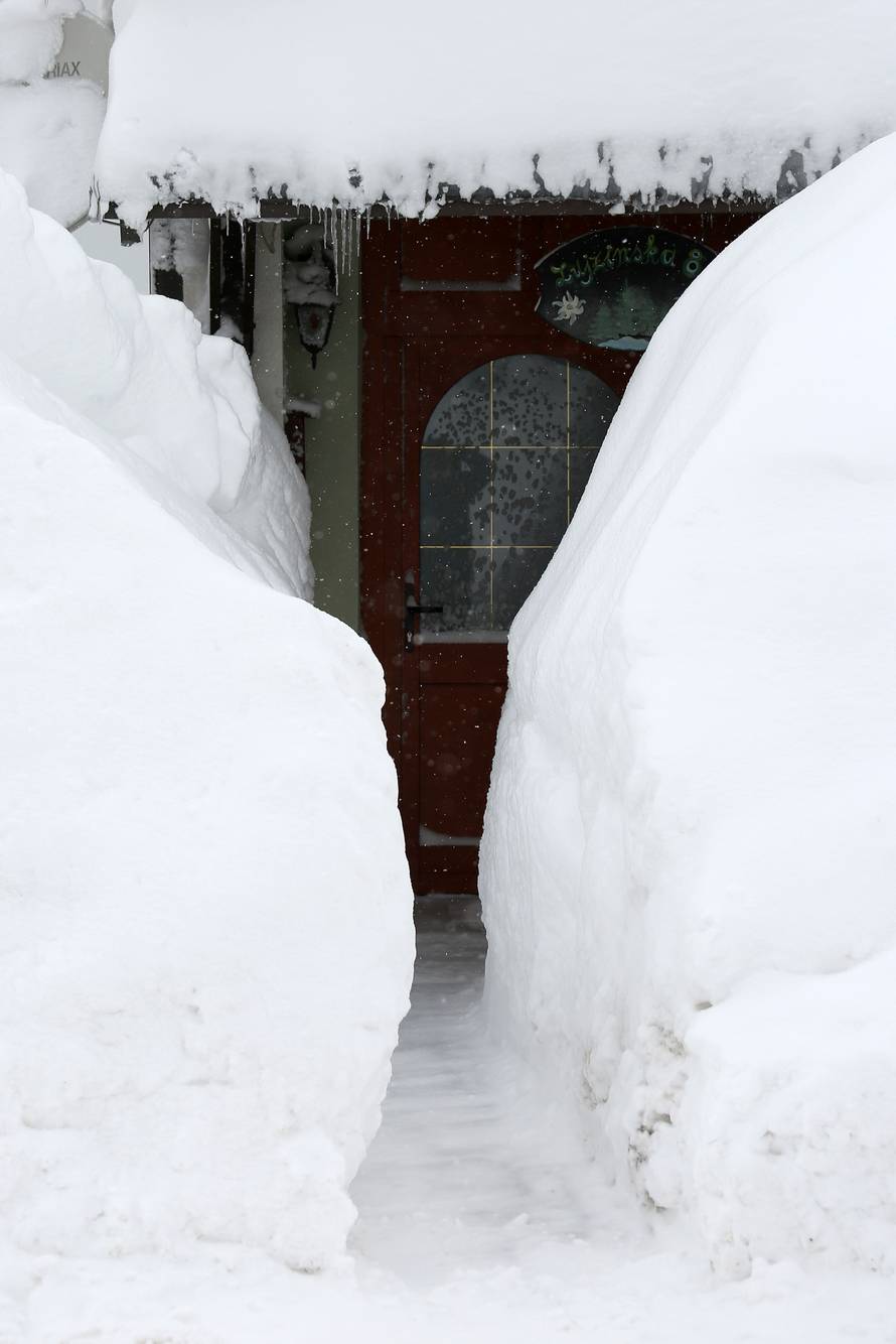 Zameteni u Delnicama: Nanosi snijega do balkona na 1. katu!