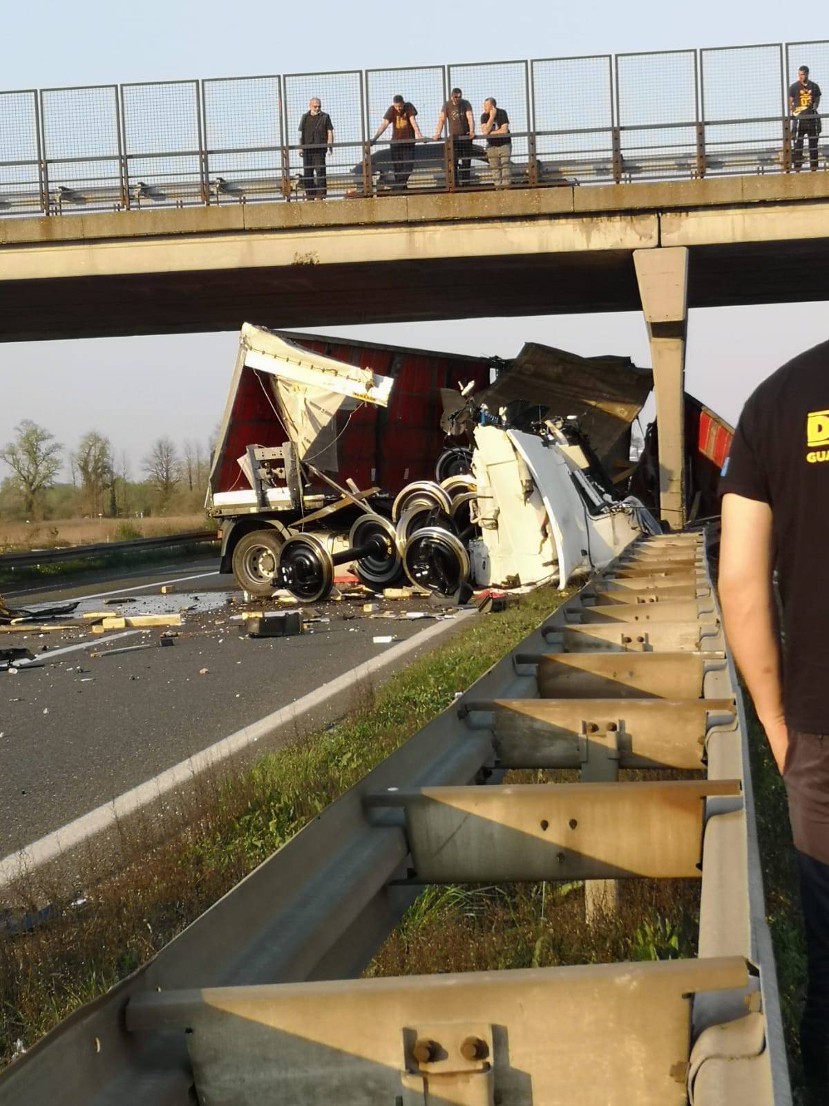 Čovjek poginuo:  Kamion udario u nadvožnjak i još par vozila