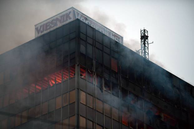 Zagreb: Nastavlja se gašenje Vjesnikovog nebodera, teška noć iza vatrogasaca