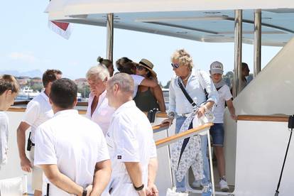 Rod Stewart na odlasku s broda poljubio ruke ženskoj posadi