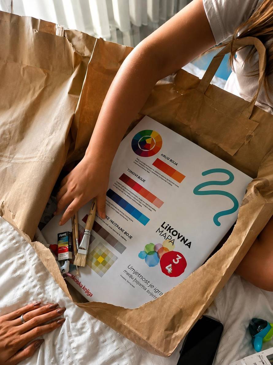 Dvije školarke, dupli popisi i jutarnji kaos: Ella Dvornik ima trik kako sve stići