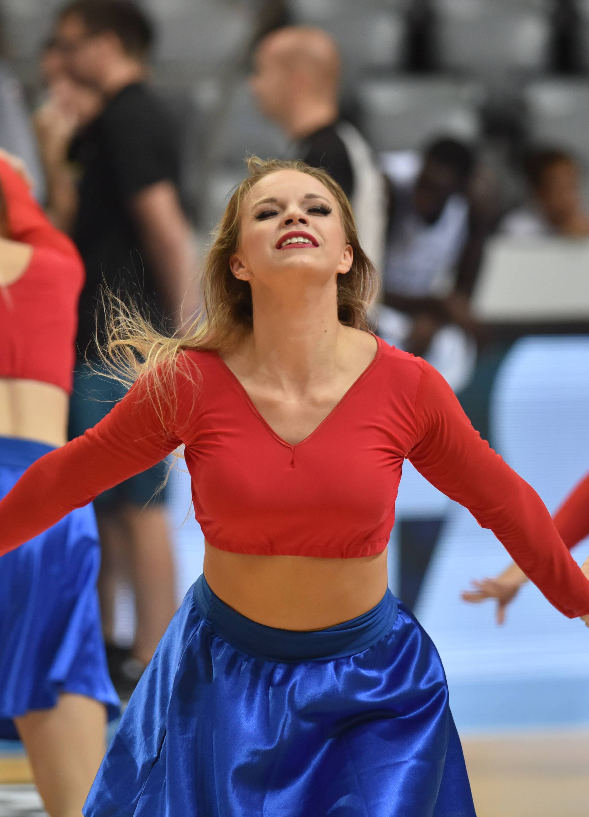 Atraktivne plesaÄice zabavljale publiku tijekom utakmice Liaoning - CSKA Moscow