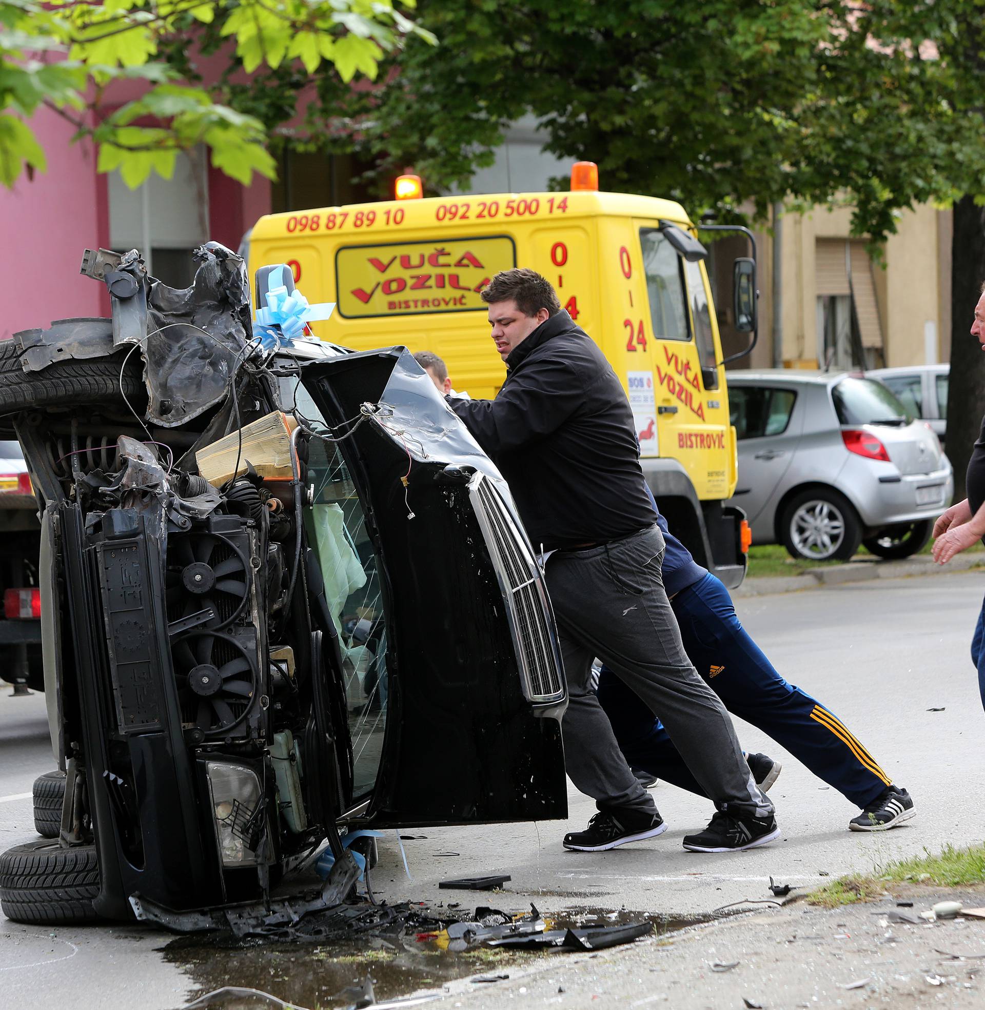 Zabio se u parkirani automobil, poletio pa završio na krovu