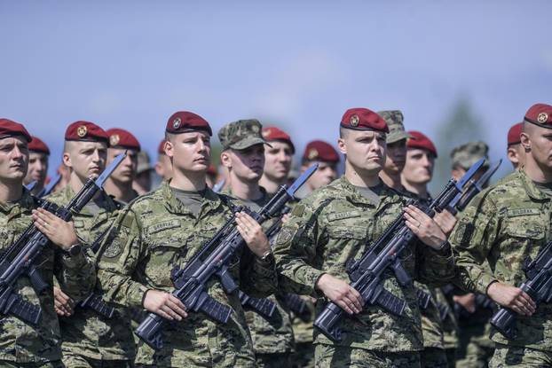 Velika Gorica: Uvježbavanje pješačkih postroja Hrvatske vojske za svečani vojni mimohod