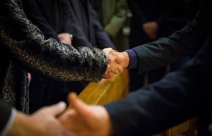 Katolička Crkva u Italiji opet uvodi rukovanje pri kraju mise