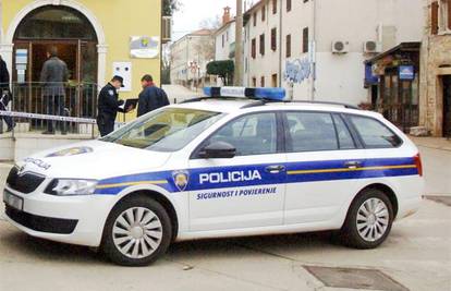 Policajci jurili na očevid  kod Pule, pa autom izletjeli s ceste