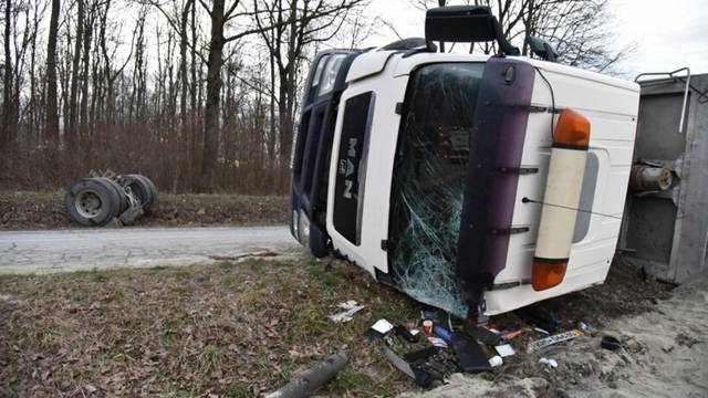 Vozač teško ozlijeđen, kamionu pukla osovina te se prevrnuo