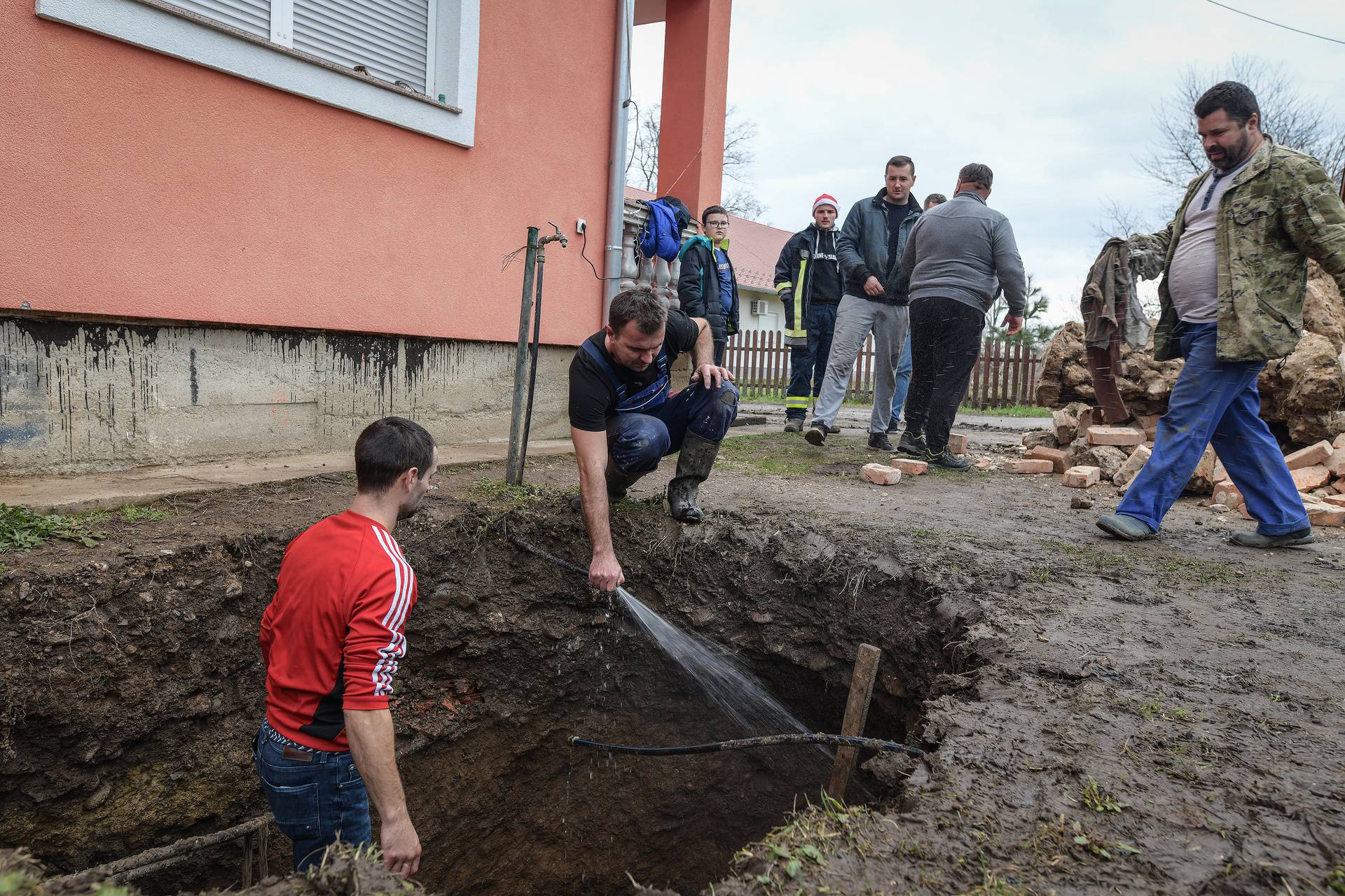 Mještani Mečenčana u strahu zbog rupa koje se otvaraju pokraj kuća