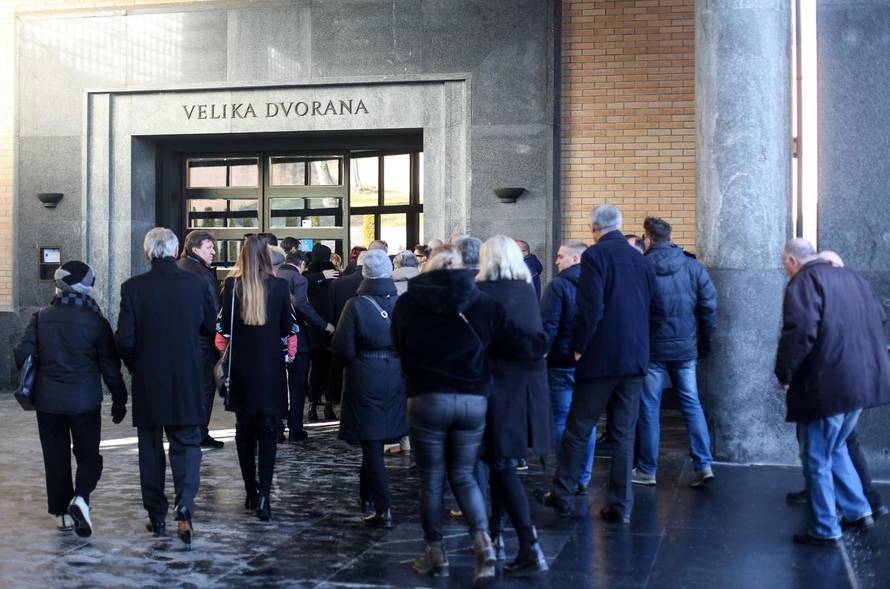 Škenderova sina shrvani bližnji ispratili su uz njegovu pjesmu