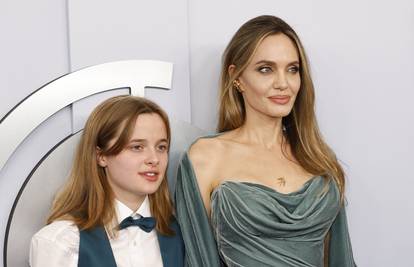 Angelina Jolie pokazala novu tetovažu na dodjeli nagrada