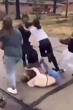 Strava! Nabijala djevojci glavu u beton i smjestila je u komu, a obitelj joj tvrdi: Nije ništa kriva