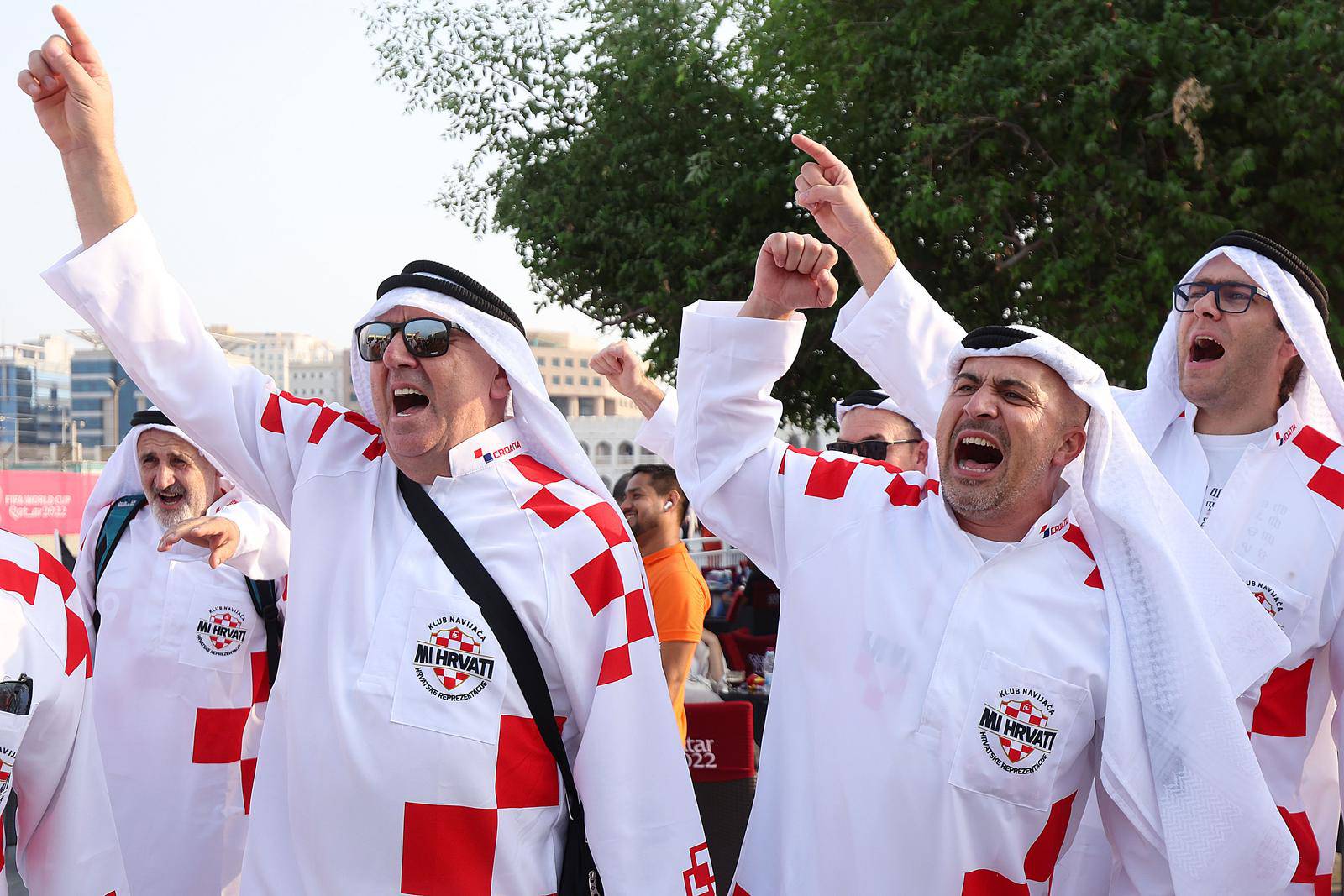 Hrvatski navija?i u tradicionalnim katarskim narodnim nošnjama zabavljaju se u centru Dohe 