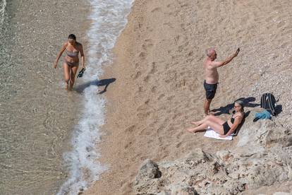 FOTO Ljeto nam se vratilo u grad! Evo kako su Dubrovčani proveli sunčan dan na plaži