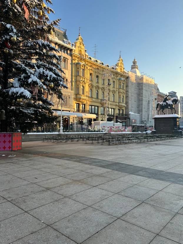 FOTO Hladno jutro u metropoli: Zubato sunce na -14 °C, radnici čiste snijeg, tek par prodavača..