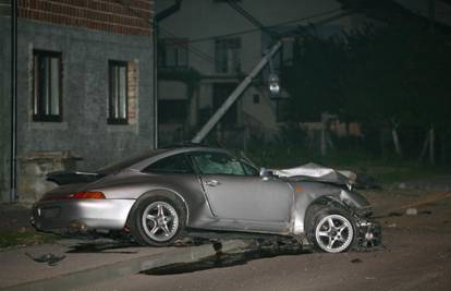 Mladić (23) Porscheom udario u stup, prevrnuo se i poginuo
