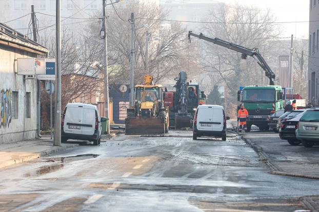 Zagreb: Radovi u Žajinoj gdje je puknula vodovodna cijev i poplavila ulicu
