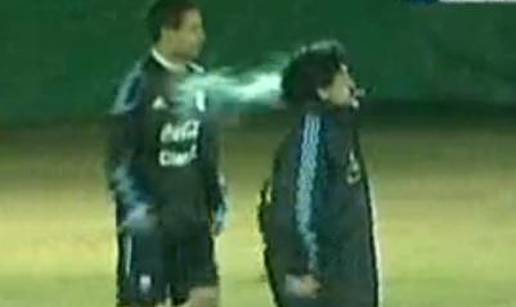 Legenda: Diego Maradona sa cigarom igrao nogomet